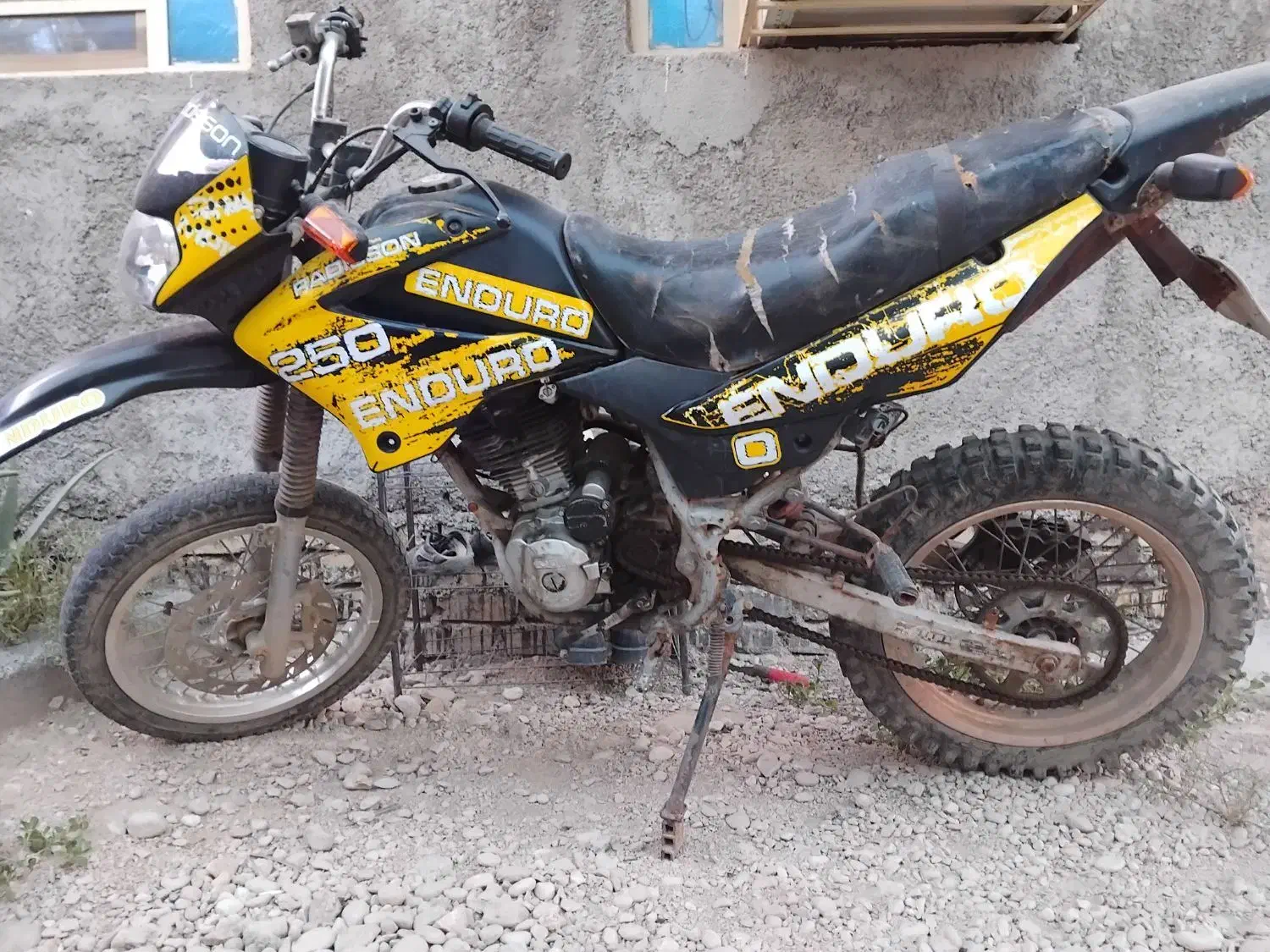 موتور سیکلت|موتورسیکلت|کنار تخته و کمار, |دیوار