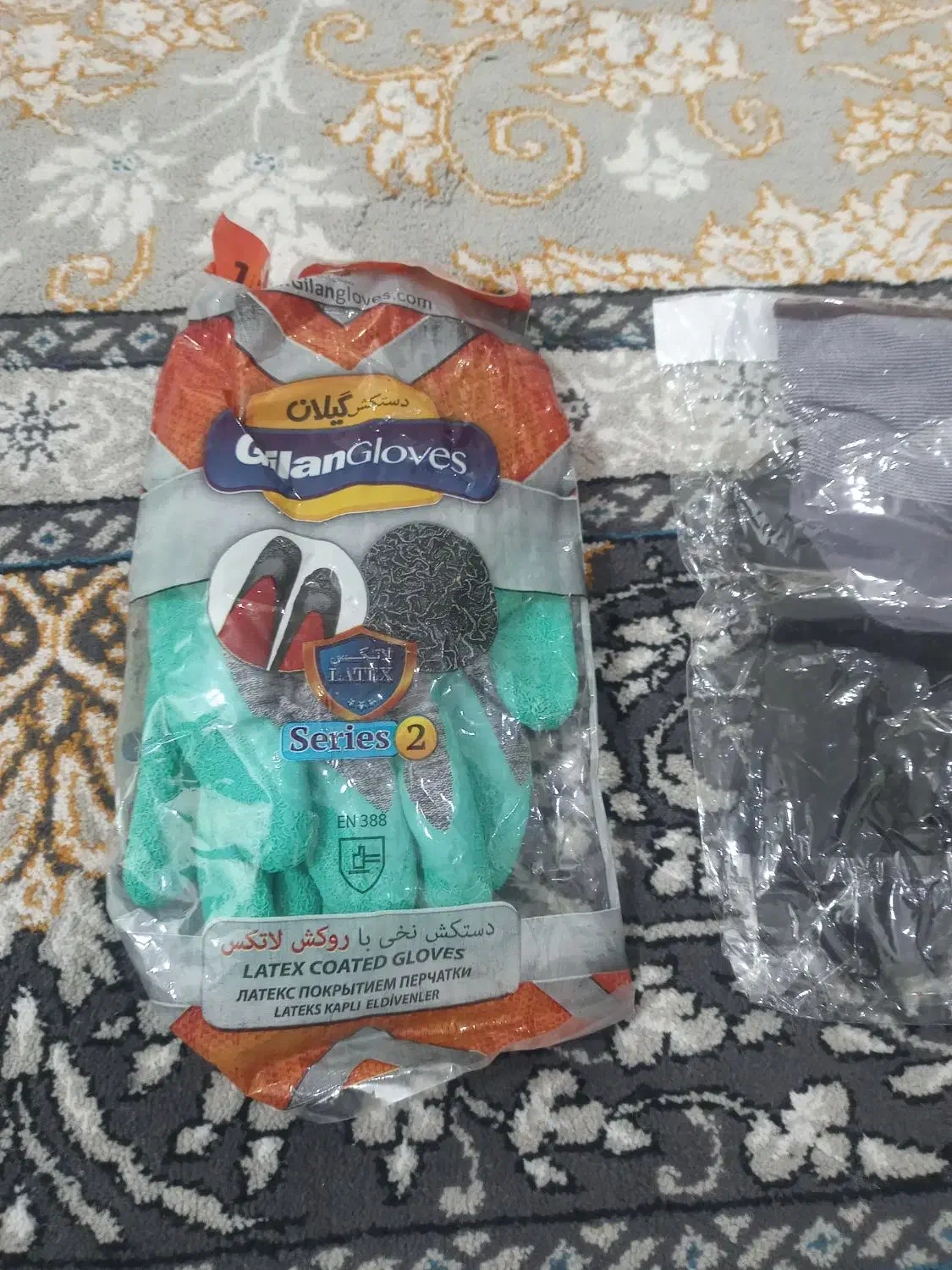 دستکش و لباس کار|لباس|مسجد سلیمان, |دیوار