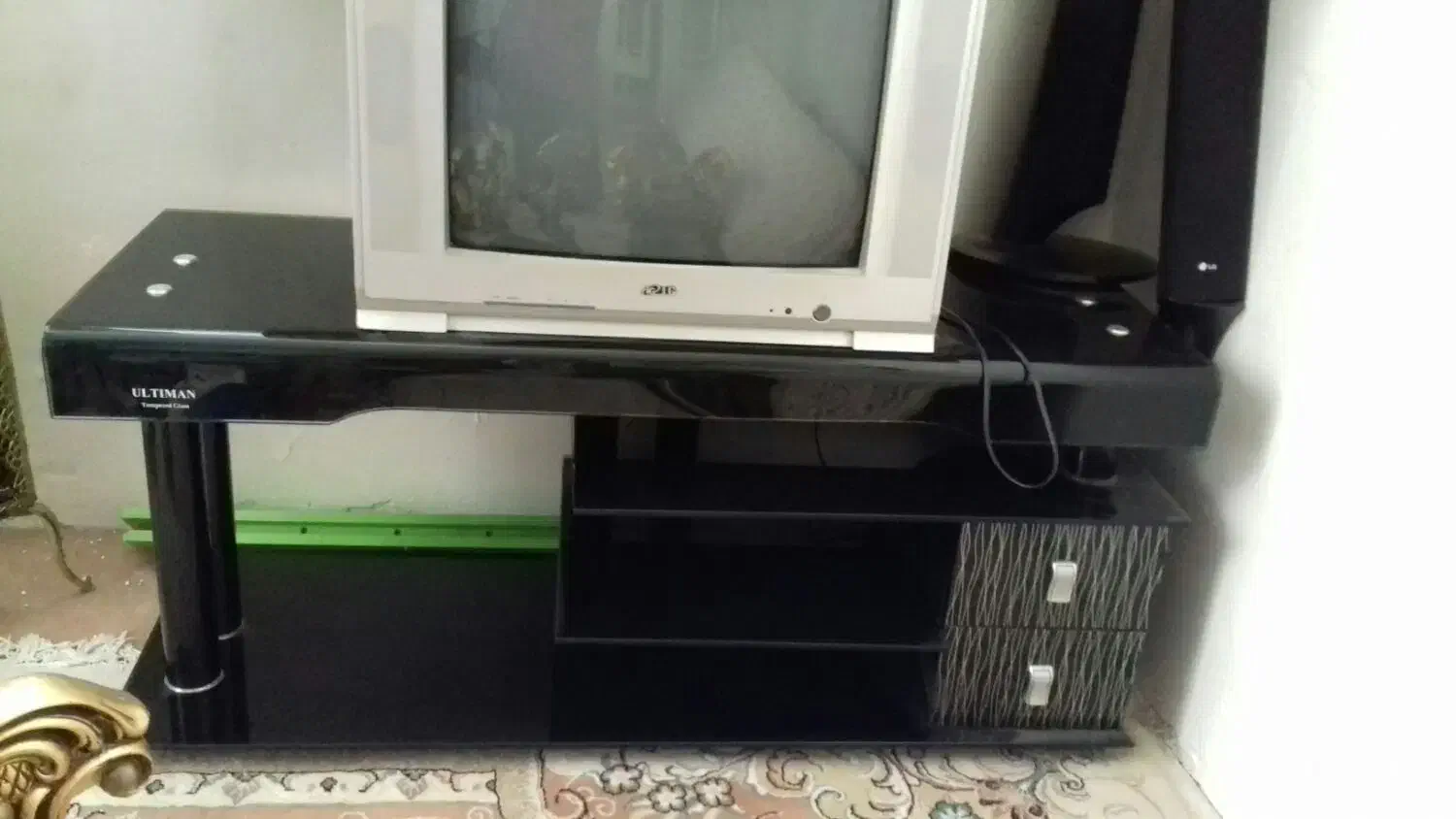 تلویزیون 21اینچ الجی همراه با میز|تلویزیون و پروژکتور|خرم‌آباد, |دیوار