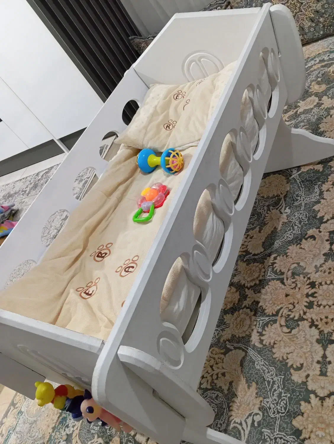 تخت کوچک وکم جاکنارتخت مادر|تخت و صندلی بچه|قدس, شهر‌قدس|دیوار