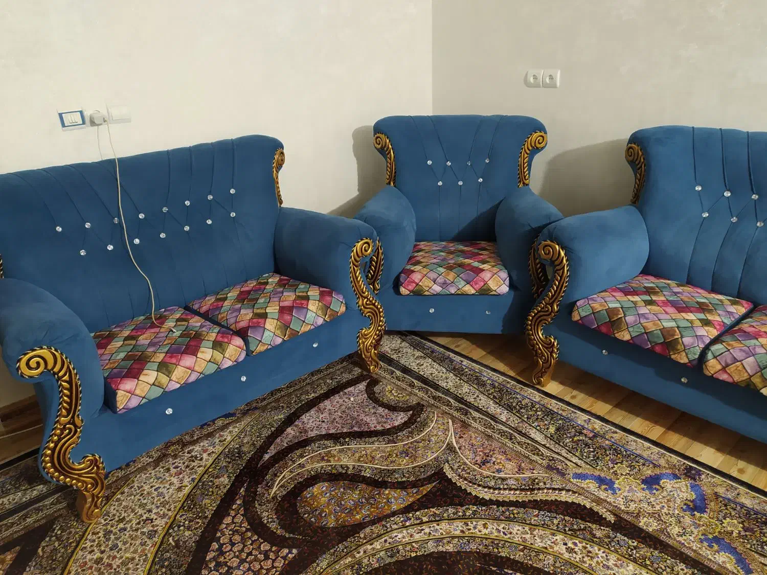 مبل راحتی|مبلمان خانگی و میز عسلی|اقبالیه, |دیوار