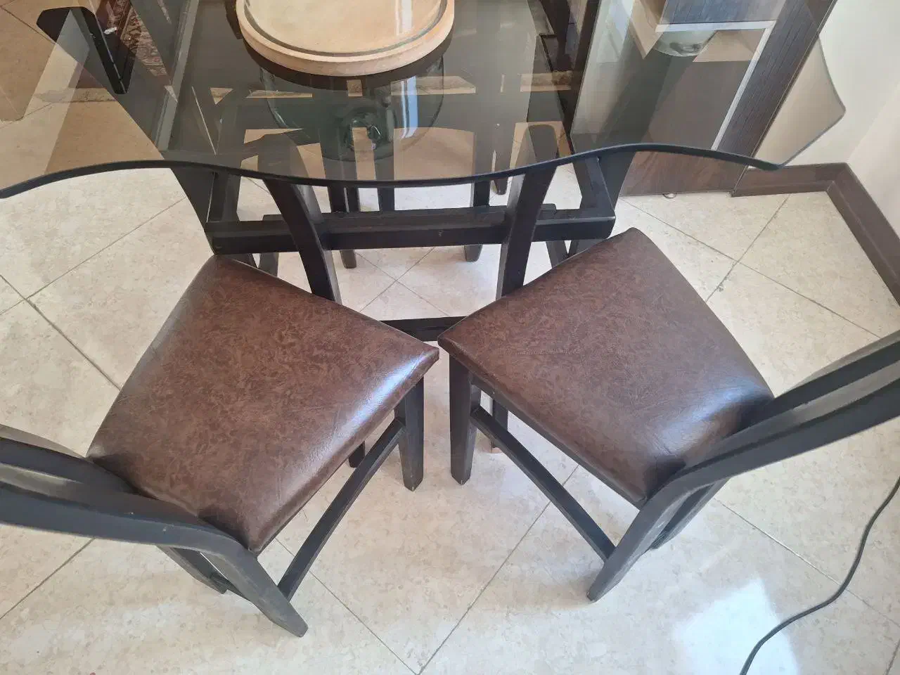 میز غذا خوری و اینه قدی|میز و صندلی غذاخوری|اراک, |دیوار