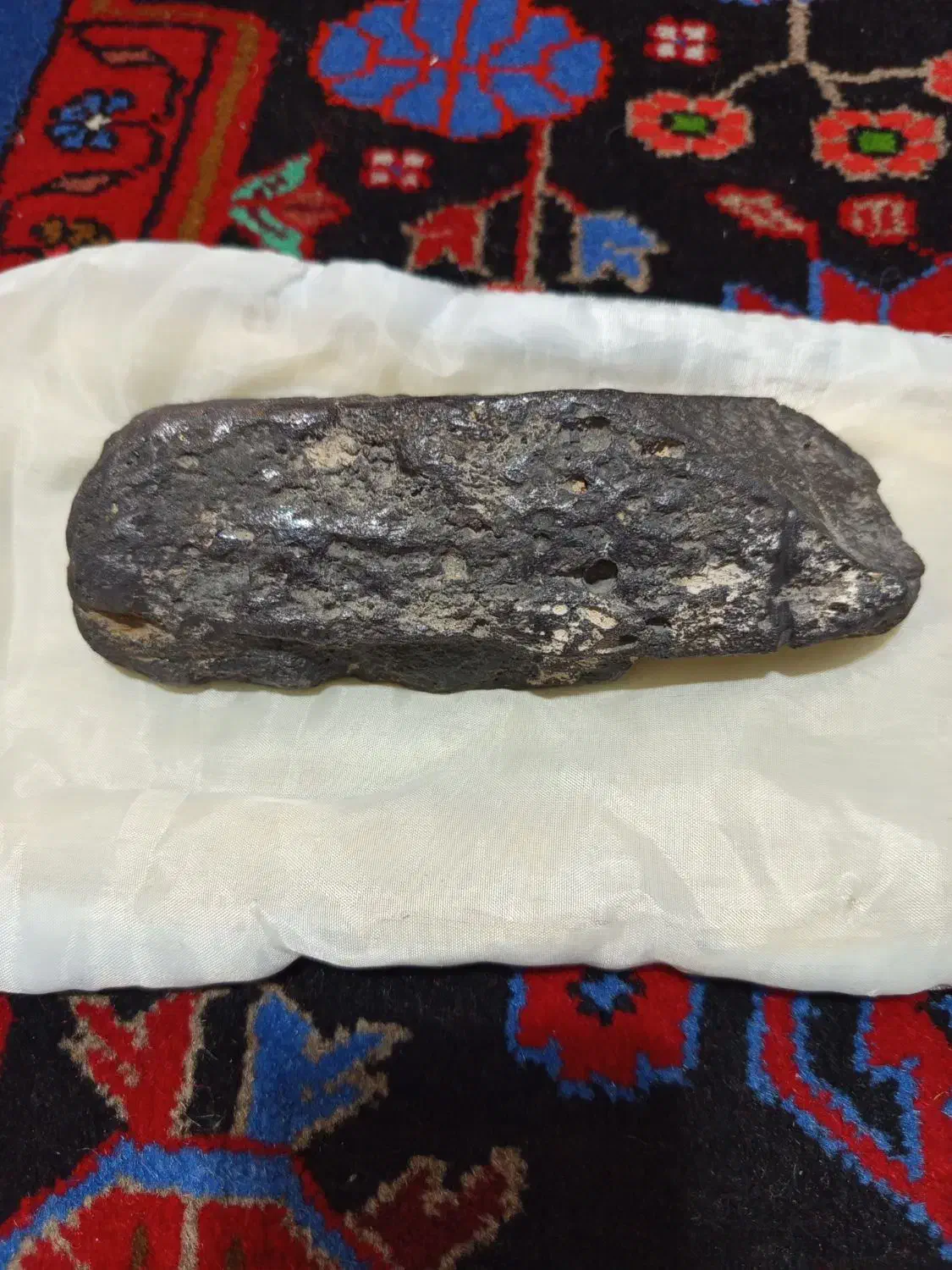 مشکوک به شهاب سنگ|کلکسیون اشیاء عتیقه|مهاجران, |دیوار