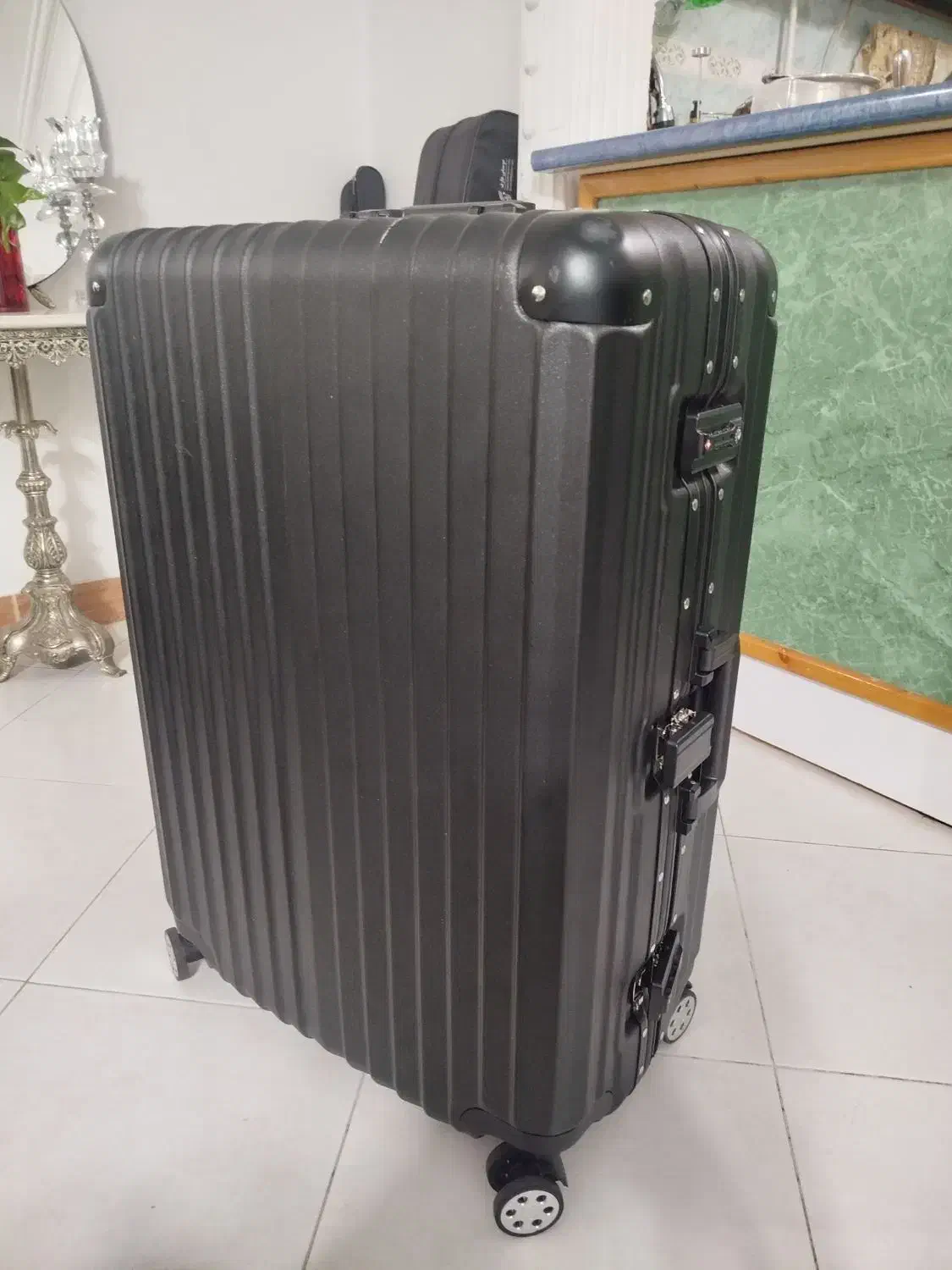 چمدان|کیف، کفش، کمربند|رشت, رودباری|دیوار