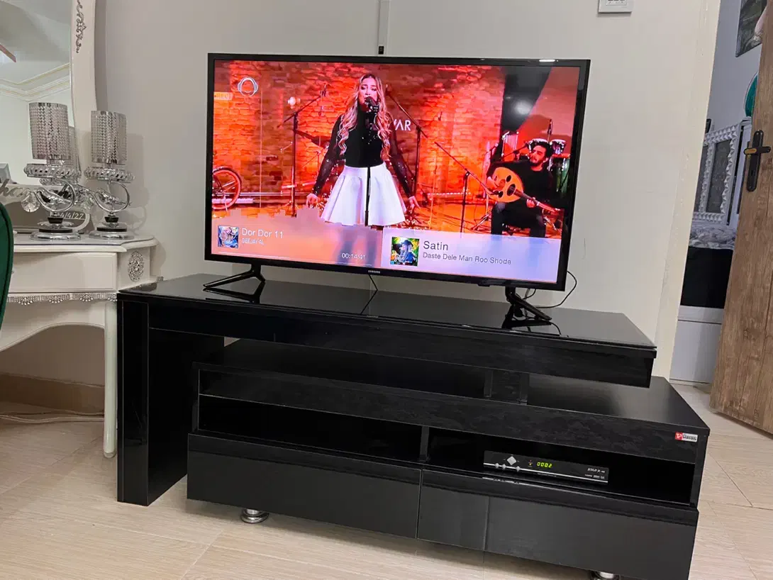 تلویزیون LED سامسونگ ۴۰ اینچ به همراه میز|تلویزیون و پروژکتور|اسلامشهر, باغ فیض|دیوار