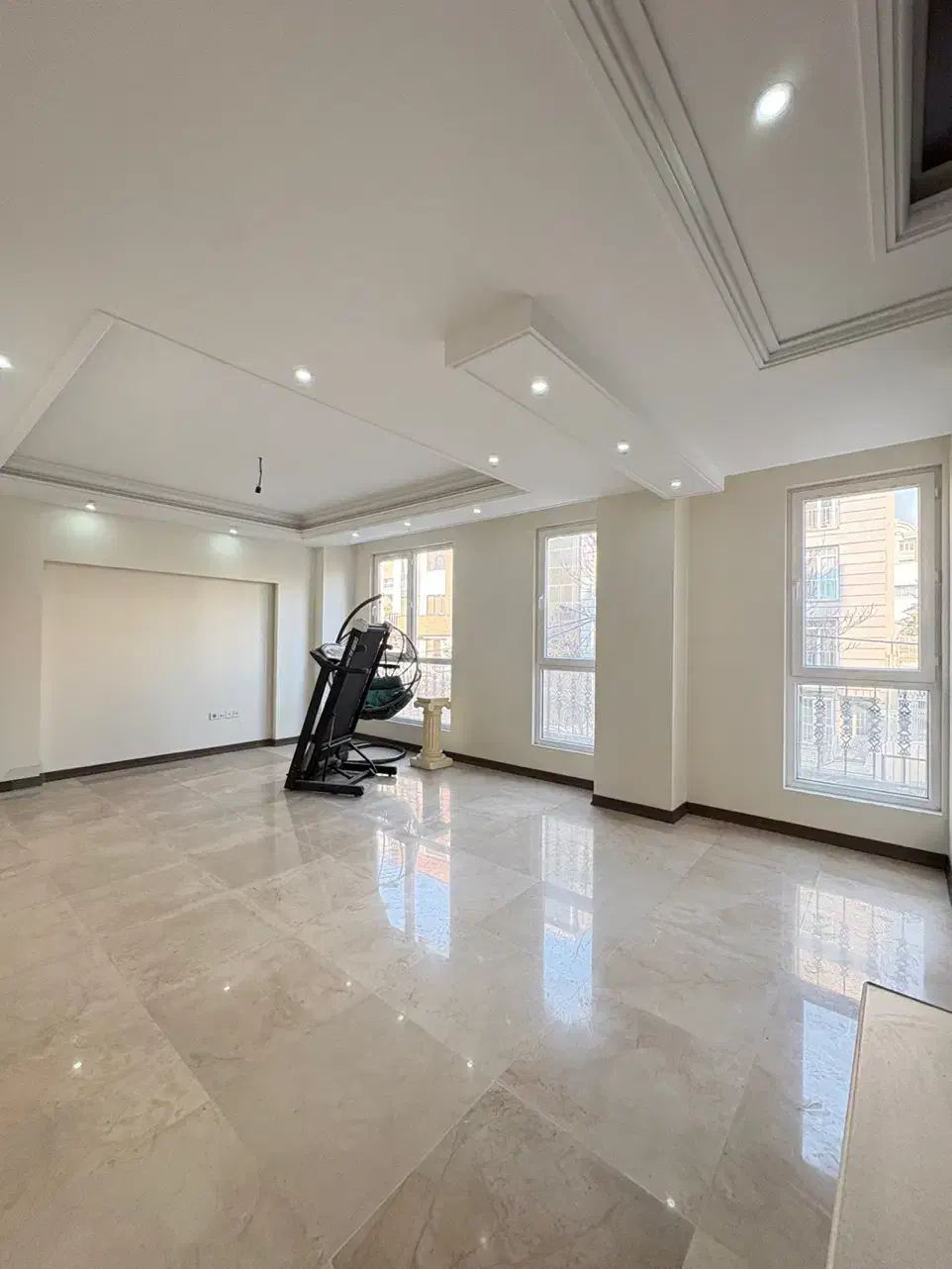 ۹۵ متر/نوساز کلید نخورده/تک واحدی/گذر برند غربی ها