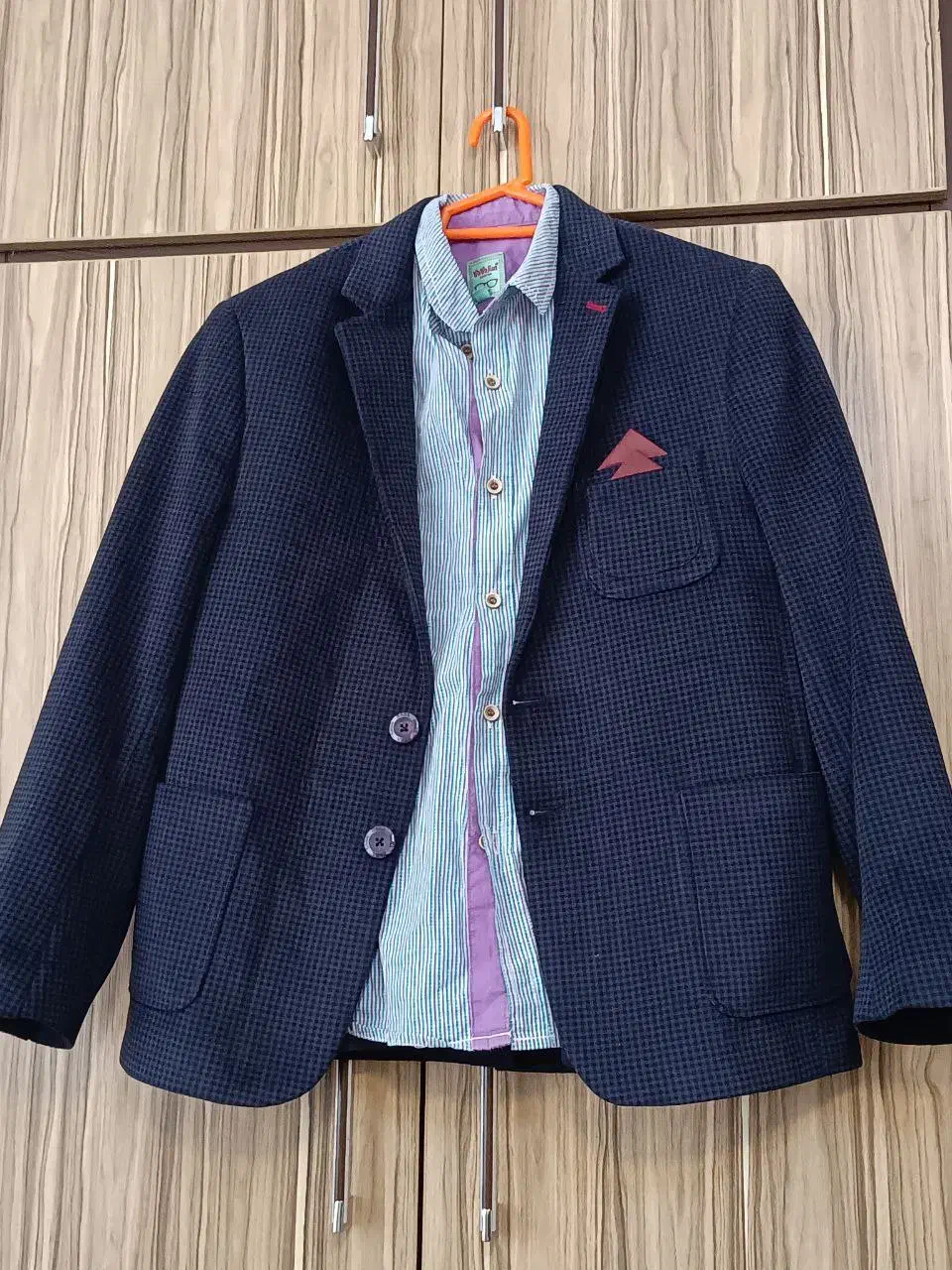 تک کت مخمل|لباس|رشت, پارک شهر|دیوار