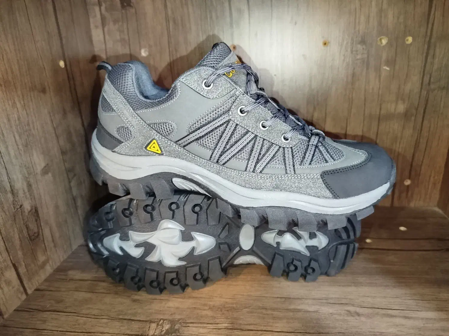 »کفش کوهنوردی، طبیعت گردی و استفاده روزانه «|کیف، کفش، کمربند|شیراز, ارم|دیوار