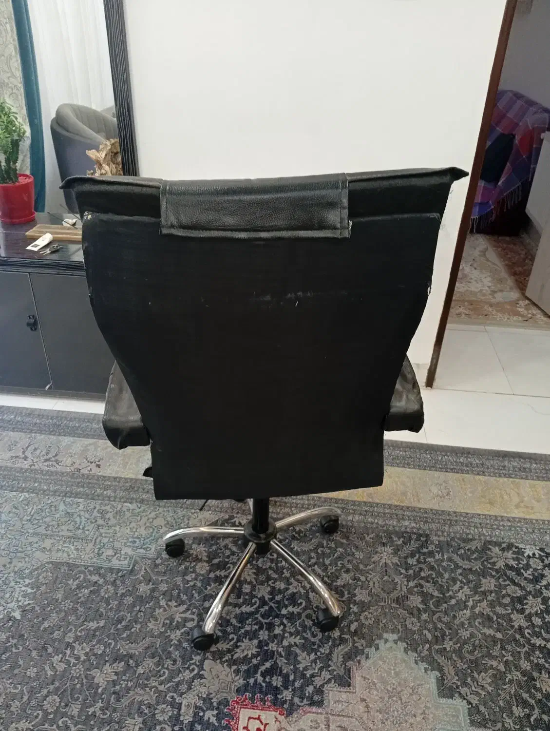 صندلی اداری چرم نیو مکس نو و سالم|مبلمان اداری|سیرجان, |دیوار