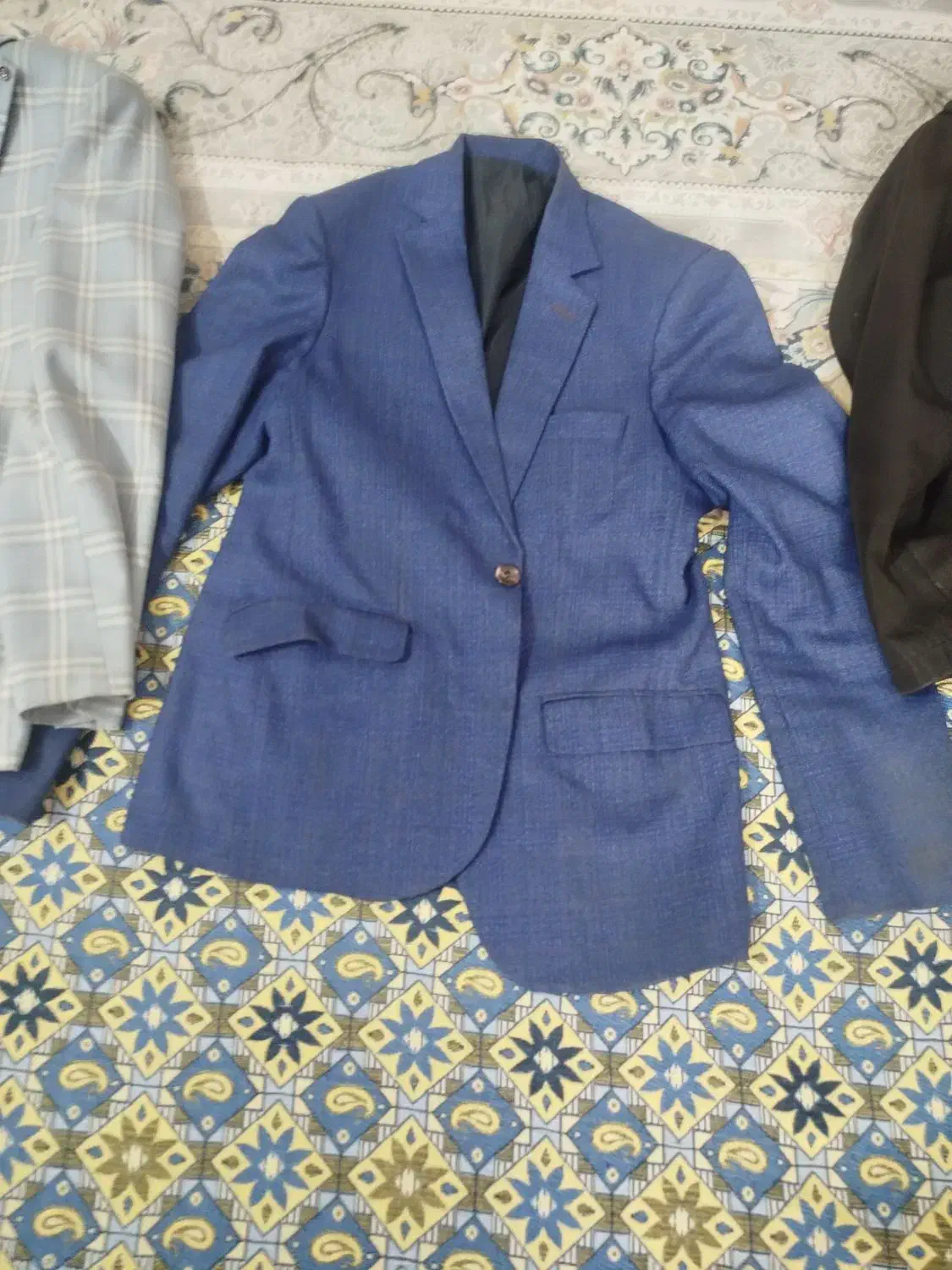 سه عدد کت|لباس|خاش, |دیوار