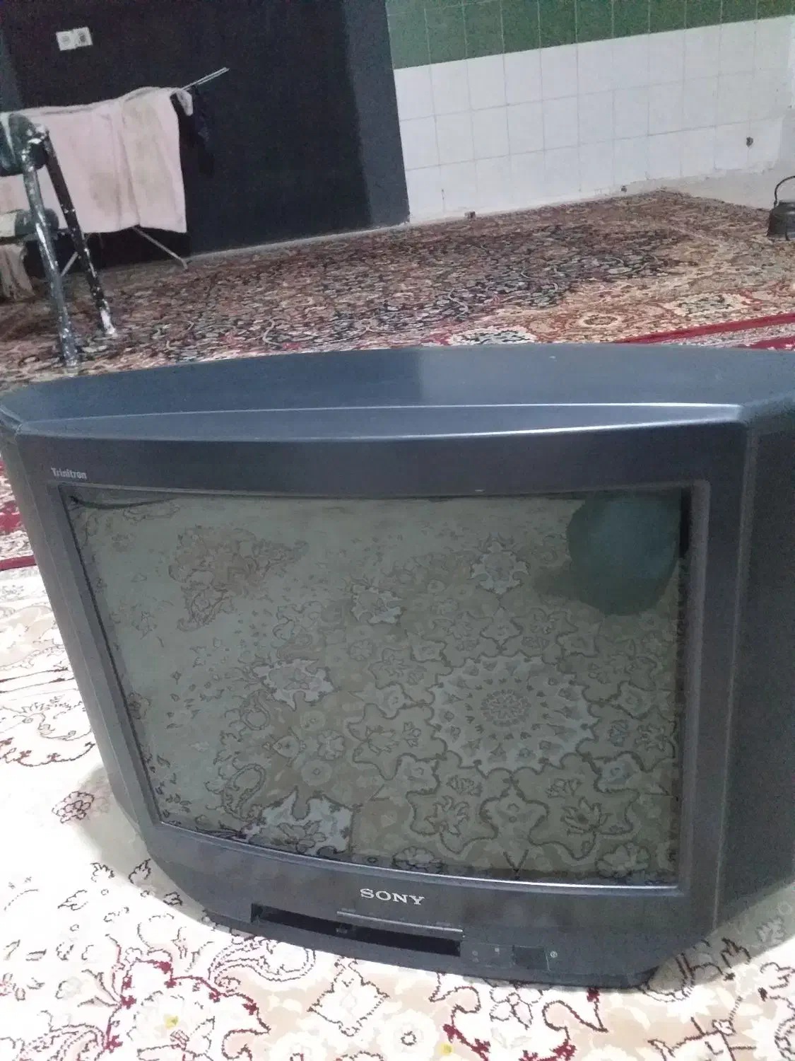 تلوزیون ۲۱ اینچ سونی و یک دست چاقو اشپزخانه|تلویزیون و پروژکتور|ری, شهید غیوری (ابن باویه)|دیوار