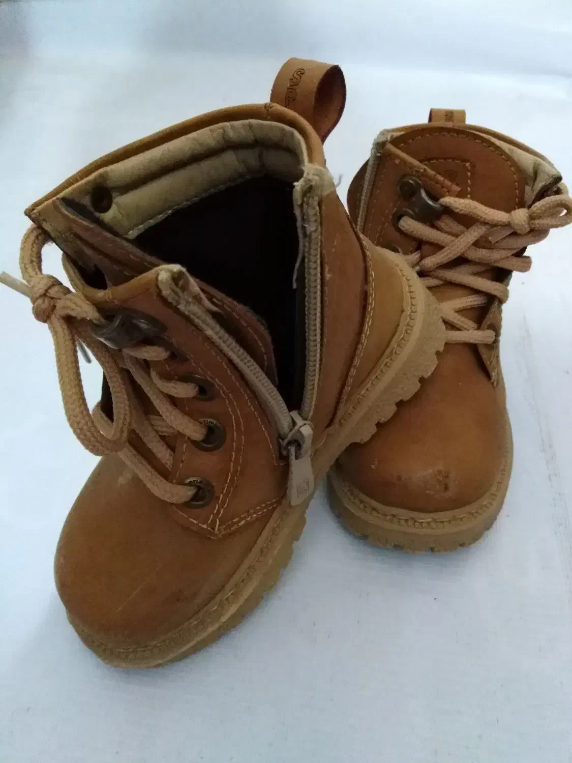 بوت بچه گانه شیک و تمیز|کیف، کفش، کمربند|شاهین‌شهر, شهرک سایت|دیوار