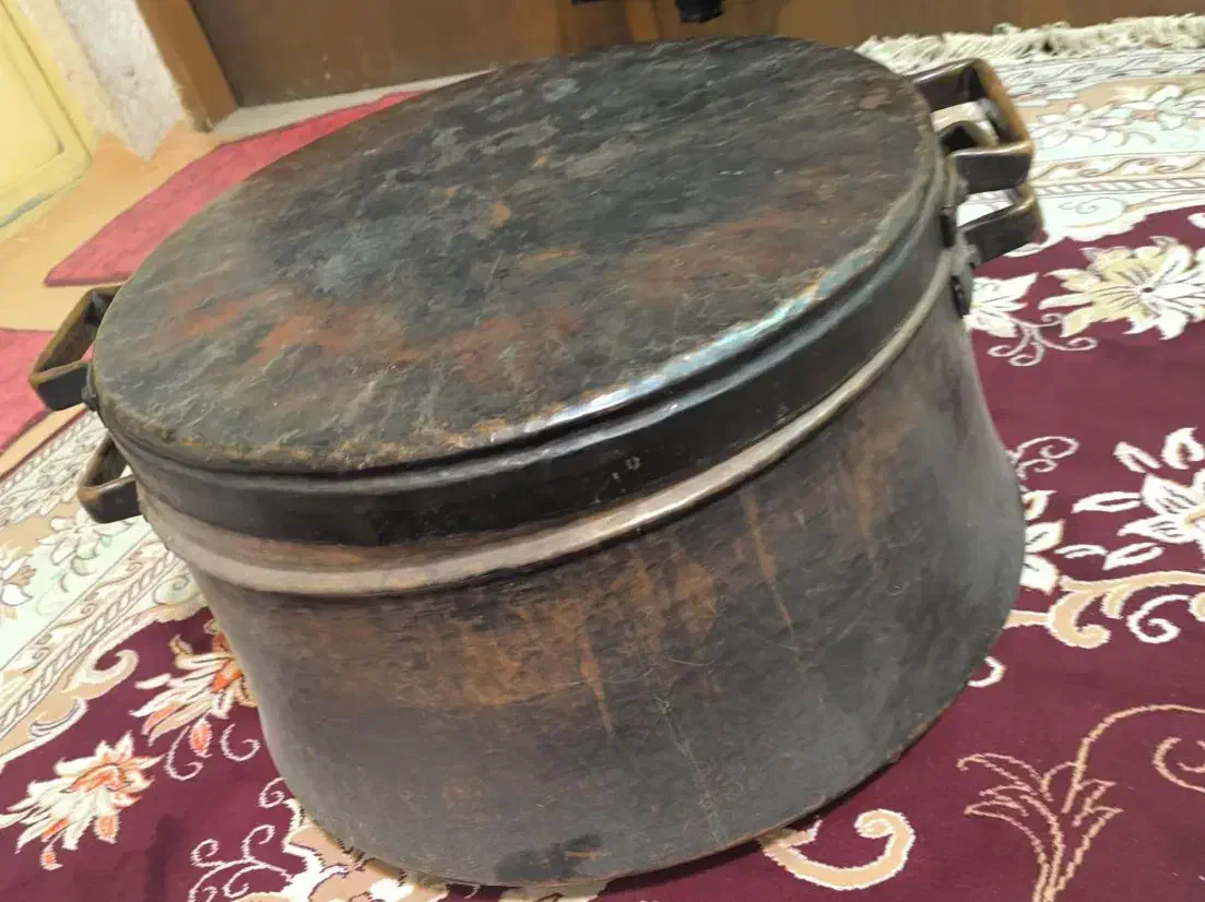 دیگ مسی قدیمی|ظروف پختوپز|بروجن, |دیوار