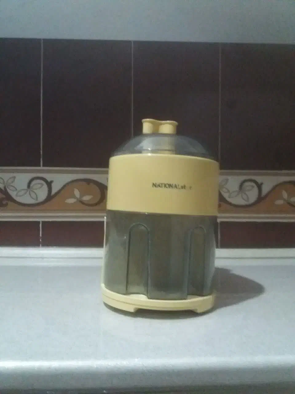 آبمیوه گیری|آبمیوه‌گیر و آب‌مرکبات‌گیر|میانه, |دیوار