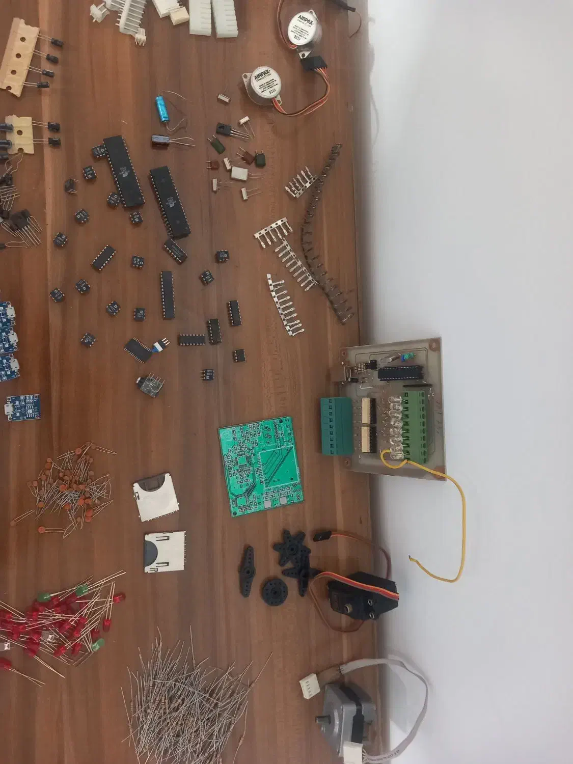 تعدادی قطعات الترونیک|قطعات و لوازم جانبی رایانه|بابل, |دیوار