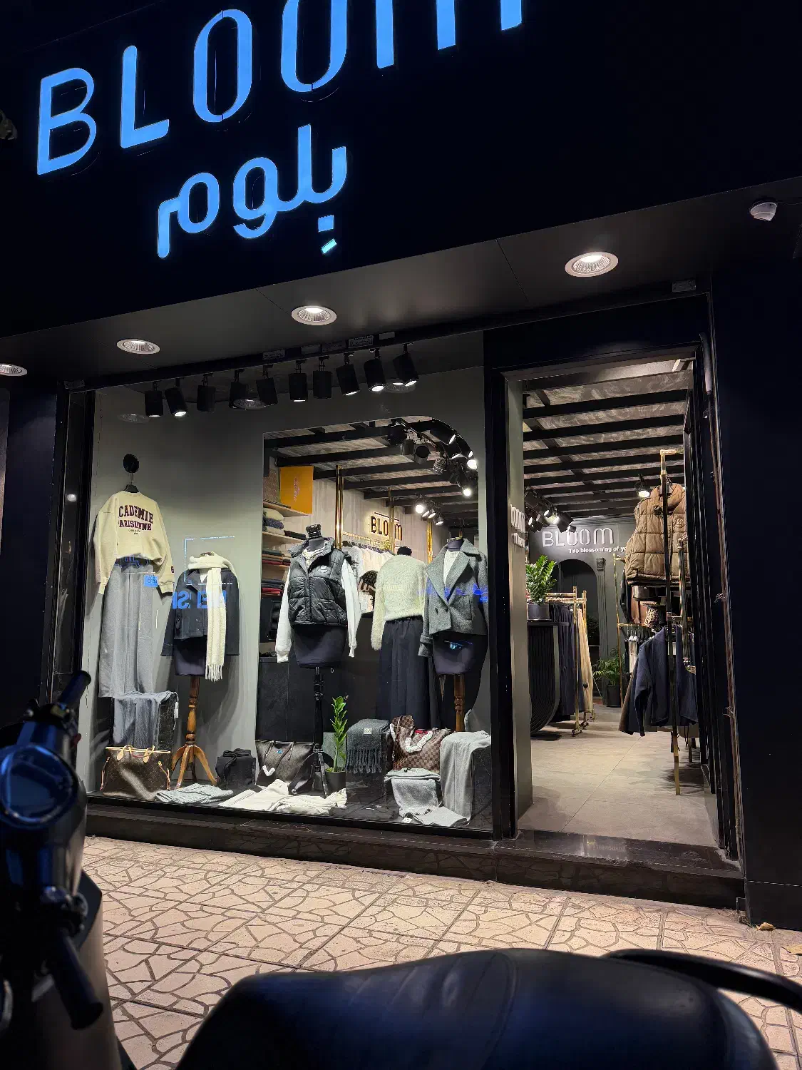 فروشنده لباس|استخدام بازاریابی و فروش|مشهد, فلسطین|دیوار