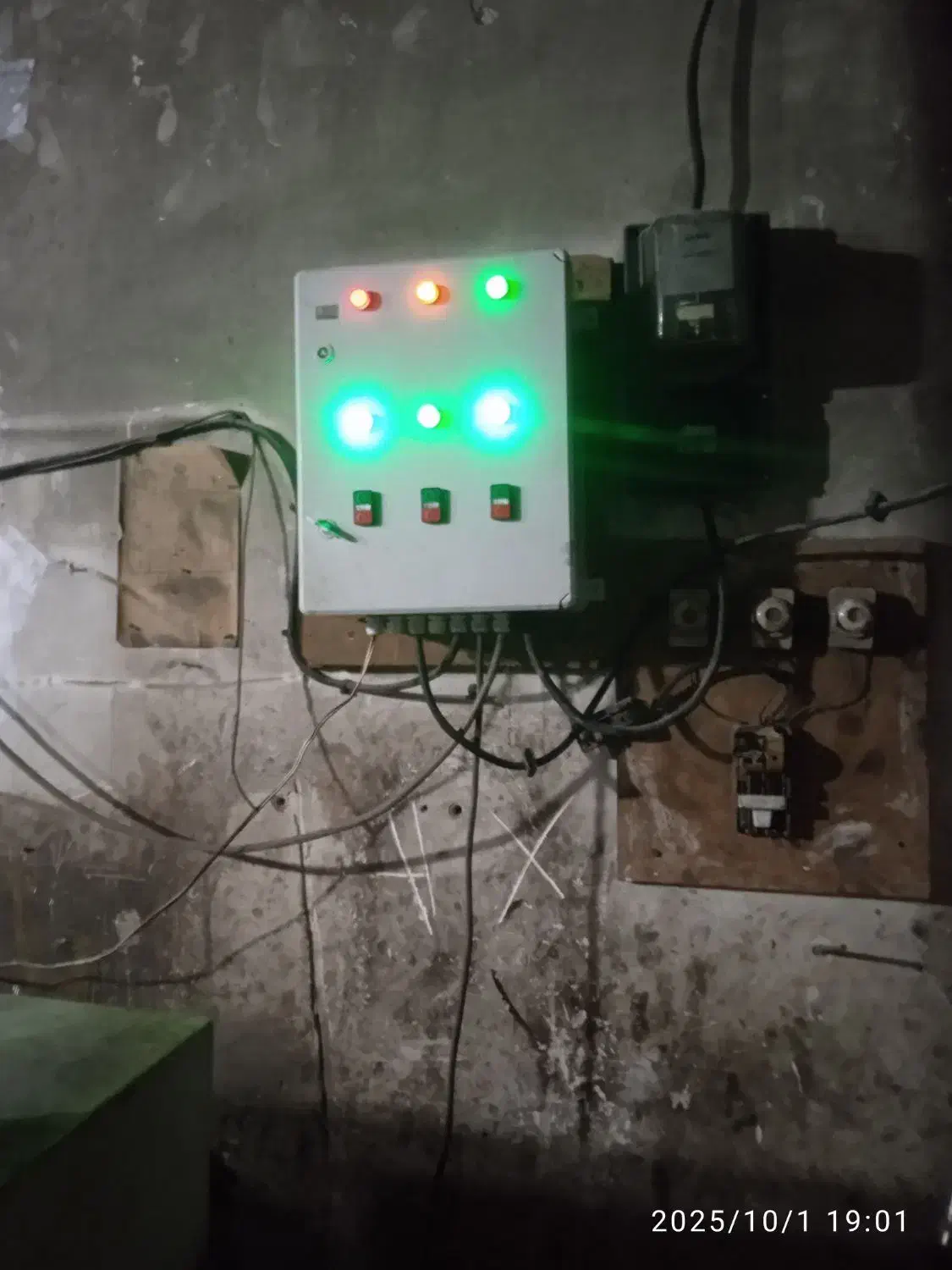 تعمیر وساخت تابلو برق صنعتی ونیم صنعتی  نصب ایفون|خدمات پیشه و مهارت|زاهدان, |دیوار