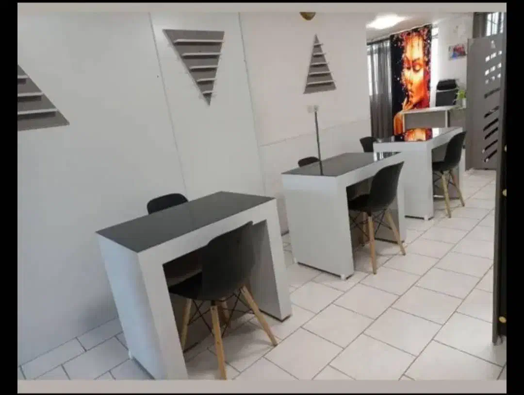 فروش تعدادی صندلی میز وتخت ارایشگری|آرایشگاه و سالن‌های زیبایی|اراک, |دیوار