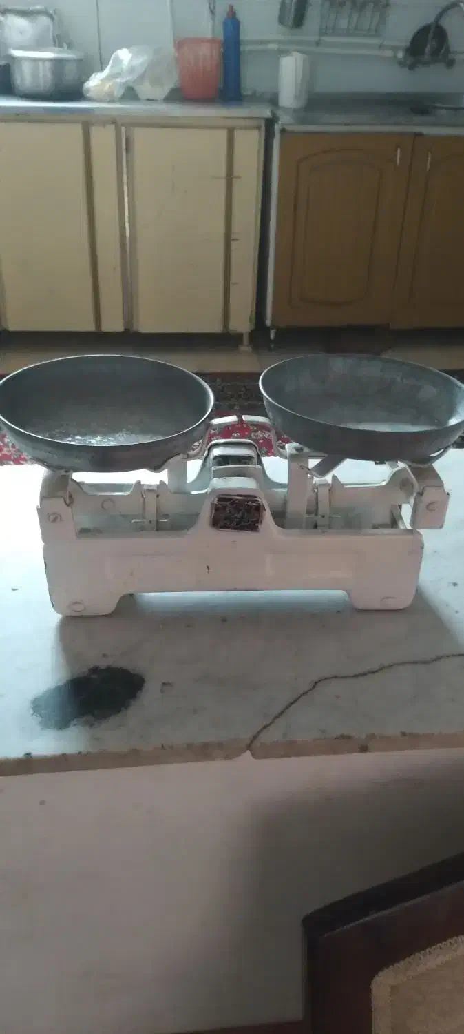 دو عدد ترازو ۵ و ۱ کیلوی کلکسیونی|کلکسیون اشیاء عتیقه|سبزوار, قصبه غربی|دیوار