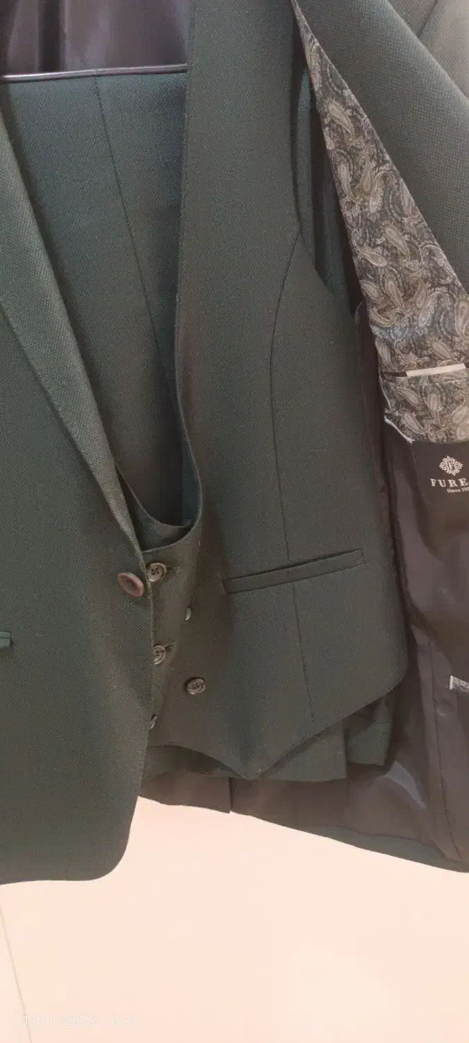 چند دست کت و شلوار|لباس|ری, شهادت|دیوار