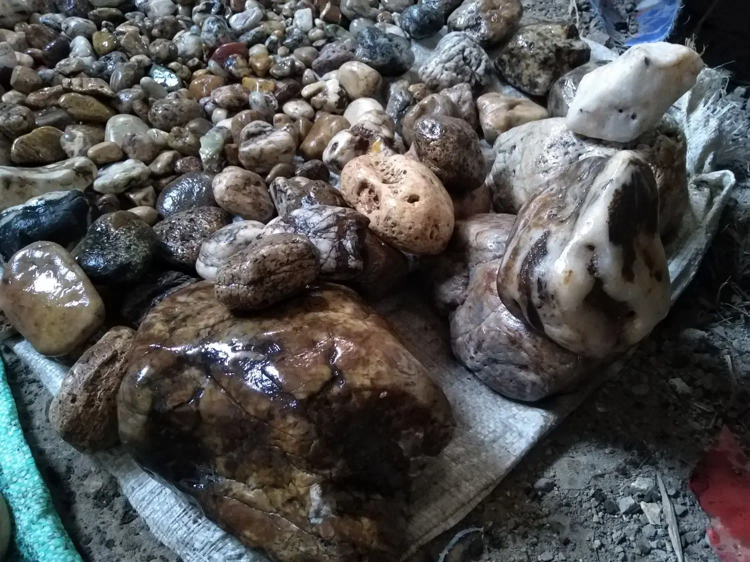 فروش تعدادی سنگ تزئینی|جواهرات|لاهیجان, انقلاب|دیوار