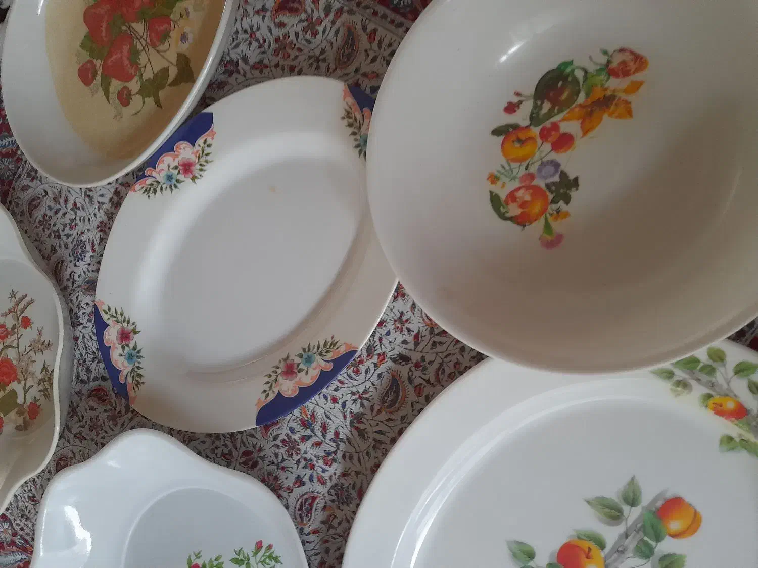 تعدادی ظرف ملامین مرغ خوری ودوعددمیوه خوری|ظروف سرو و پذیرایی|شاهینشهر, نظامی|دیوار