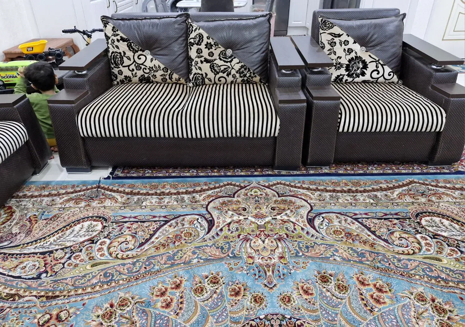 مبل راحتی هفت نفره با میز|مبلمان خانگی و میز عسلی|زاهدان, |دیوار