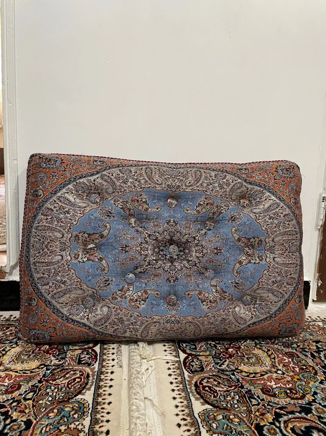 یک جفت پشتی|پشتی|چهارباغ, |دیوار