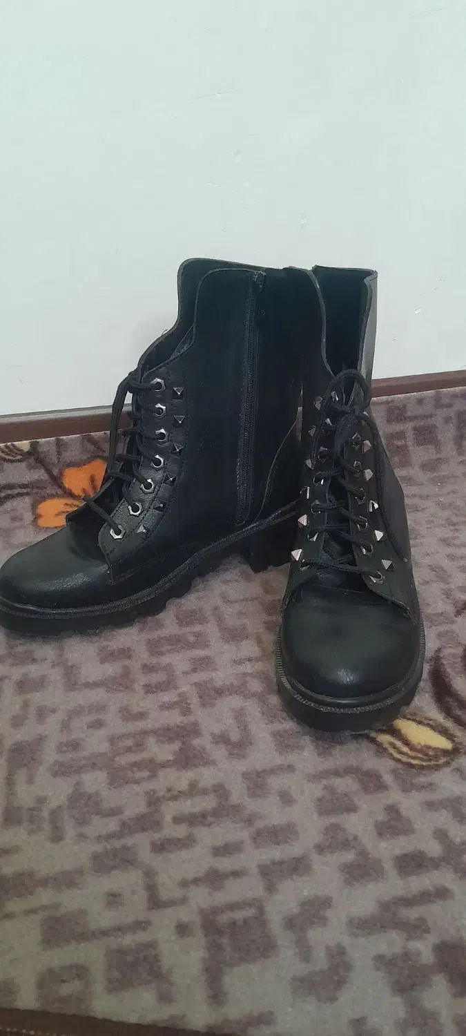 کتونی بوت وگیوه|کیف، کفش، کمربند|شاهینشهر, خانه کارگر|دیوار