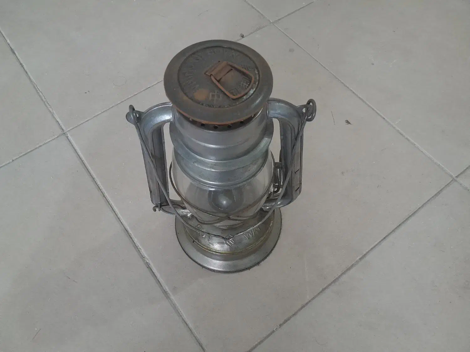 فانوس نفتی|کلکسیون اشیاء عتیقه|رباط‌کریم, کیکاور|دیوار