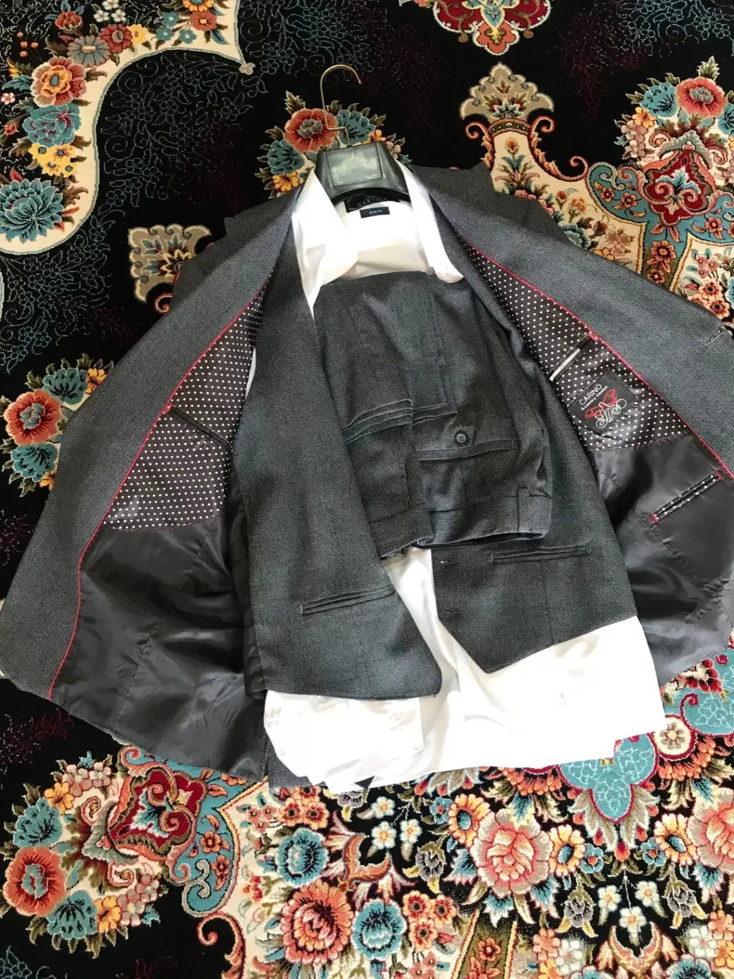 کت شلوار|لباس|چالوس, |دیوار