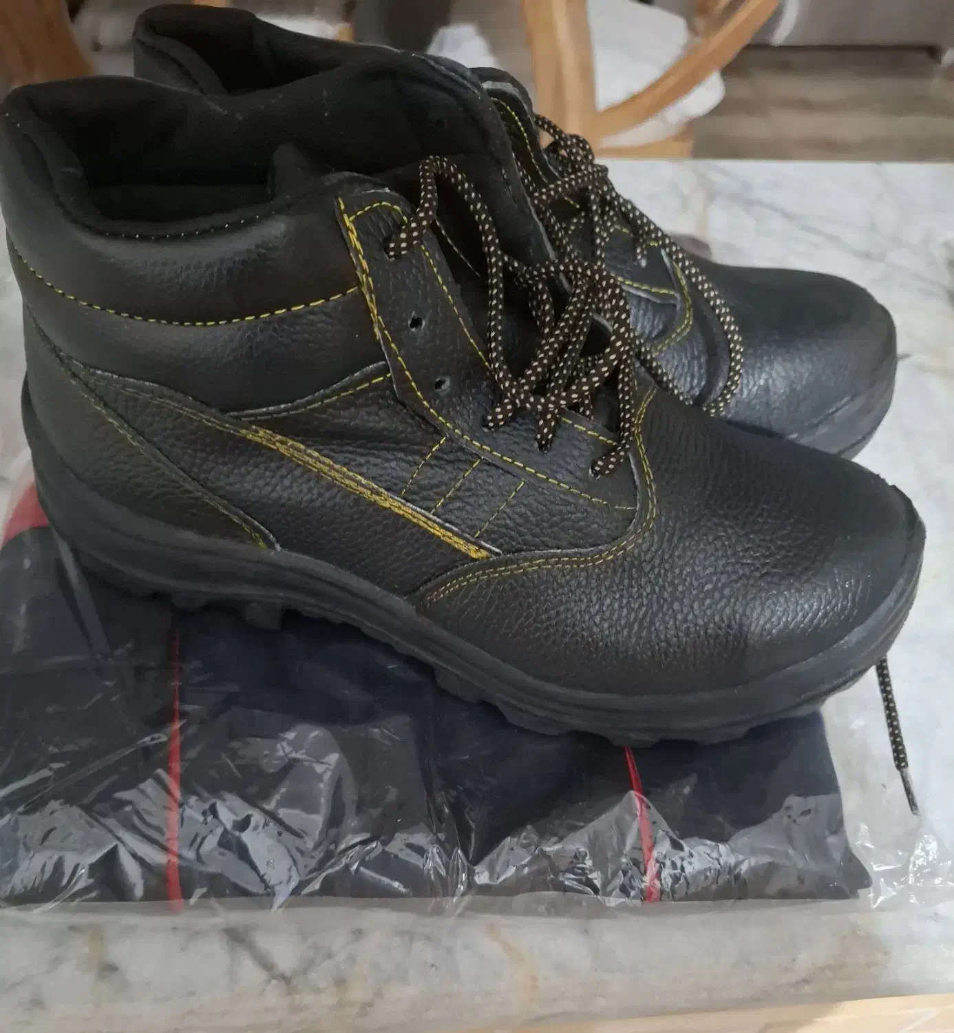 کفش ولباس کار|کیف، کفش، کمربند|فولادشهر, B2|دیوار