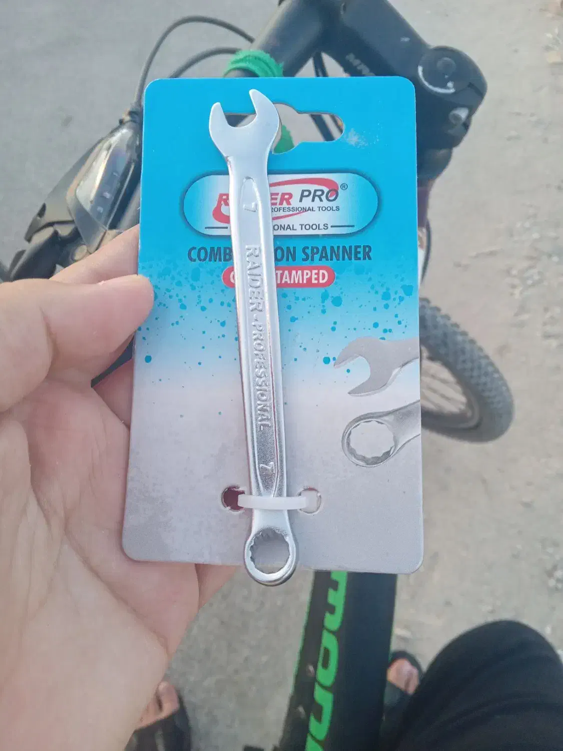 آچار پیدا شده|اشیا|بندر گناوه, |دیوار