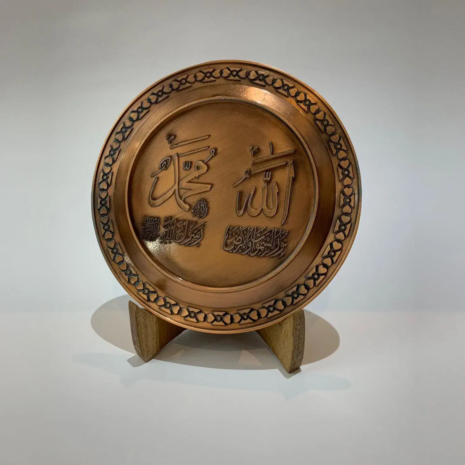 بشقاب دکوری مسی با نقش مکه و ذکر مقدس|کلکسیون اشیاء عتیقه|اندیشه, اندیشه فاز ۱|دیوار