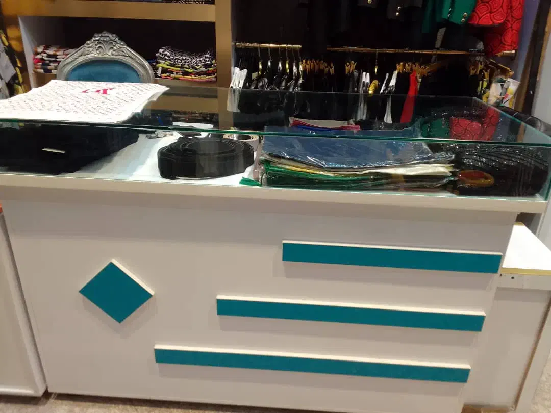 دکور مغازه شال و روسری و پوشاک|فروشگاه و مغازه|یزد, |دیوار