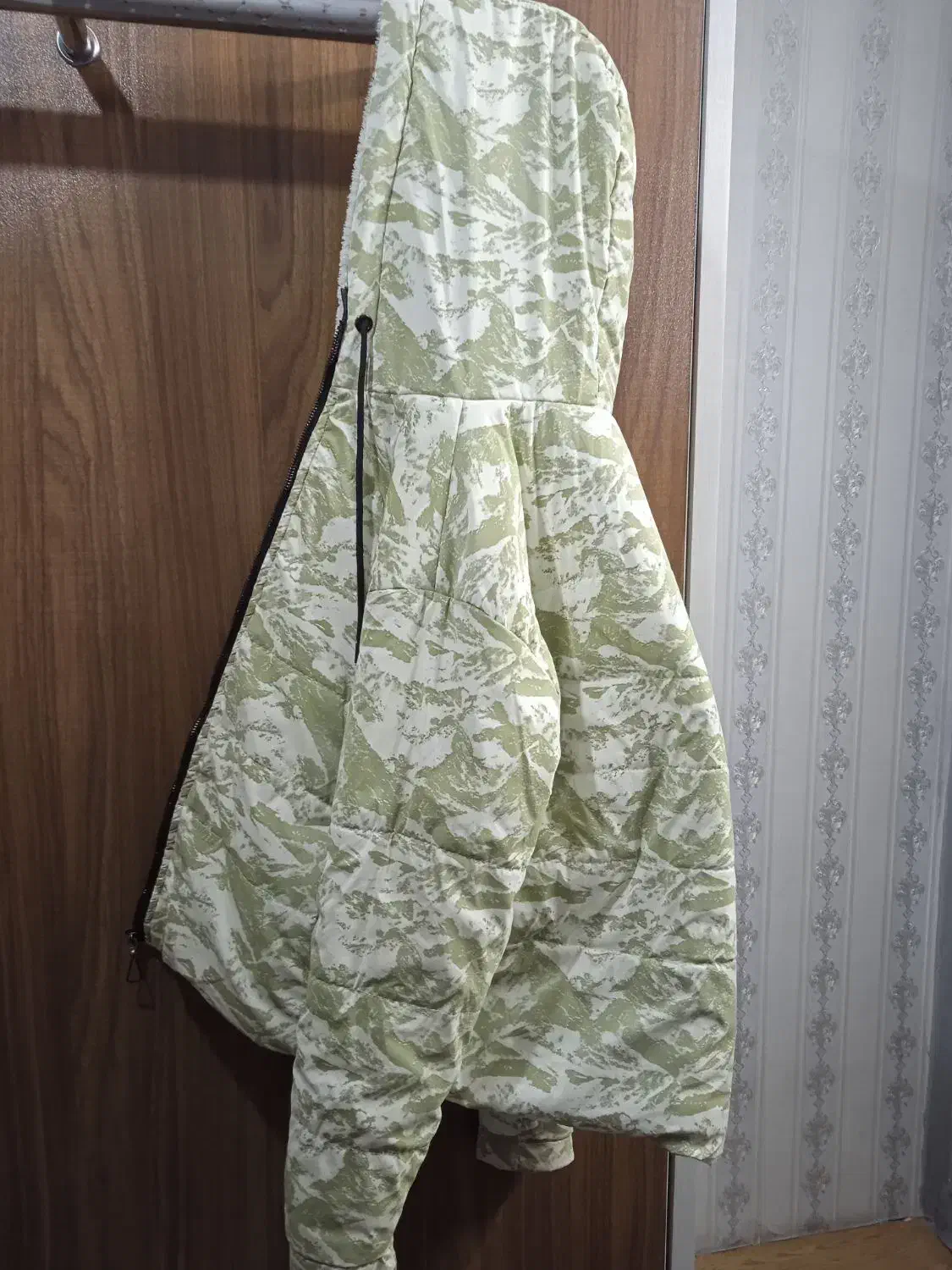 کاپشن|لباس|ری, شهادت|دیوار