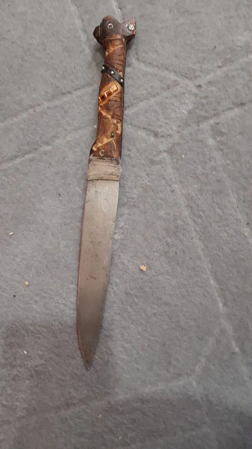 چاقو|کلکسیون اشیاء عتیقه|قم, وادی السلام|دیوار