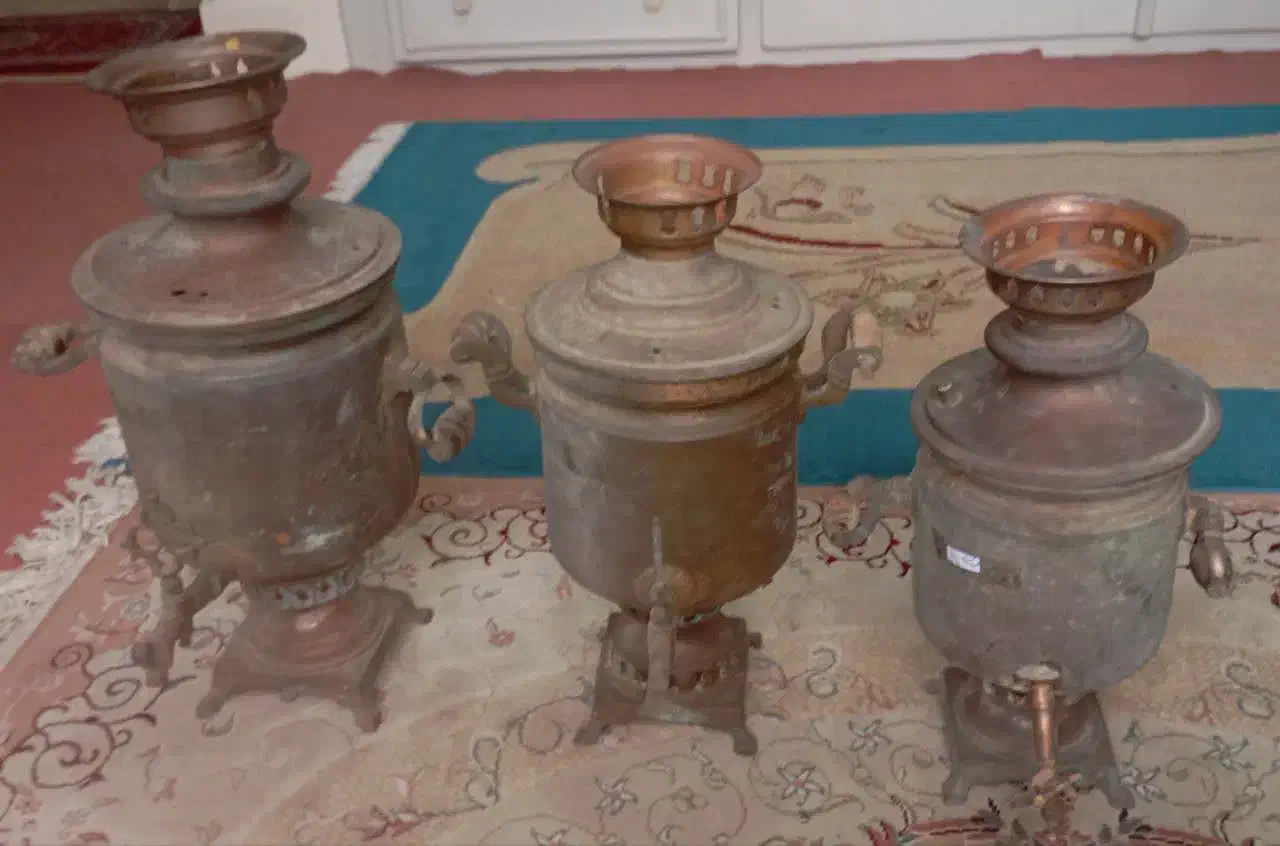 سماور و بخاری و سینی و یا مجمه قدیمی|کلکسیون اشیاء عتیقه|آمل, |دیوار