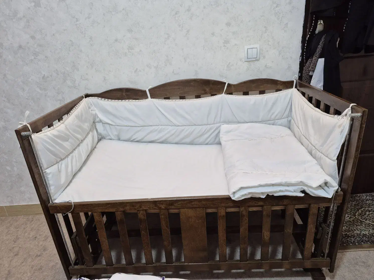 تخت کنار مادر و گهواره|تخت و صندلی بچه|اردبیل, |دیوار