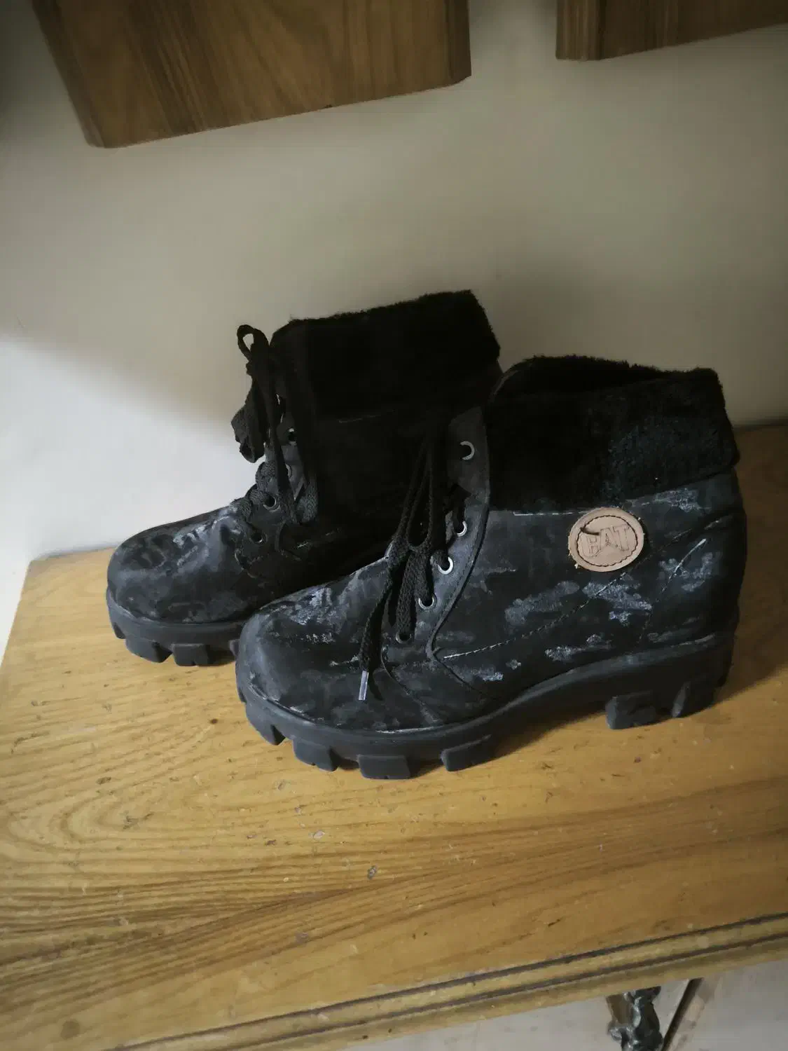 بوت لژ دار|کیف، کفش، کمربند|اصفهان, شیخ اشراق|دیوار