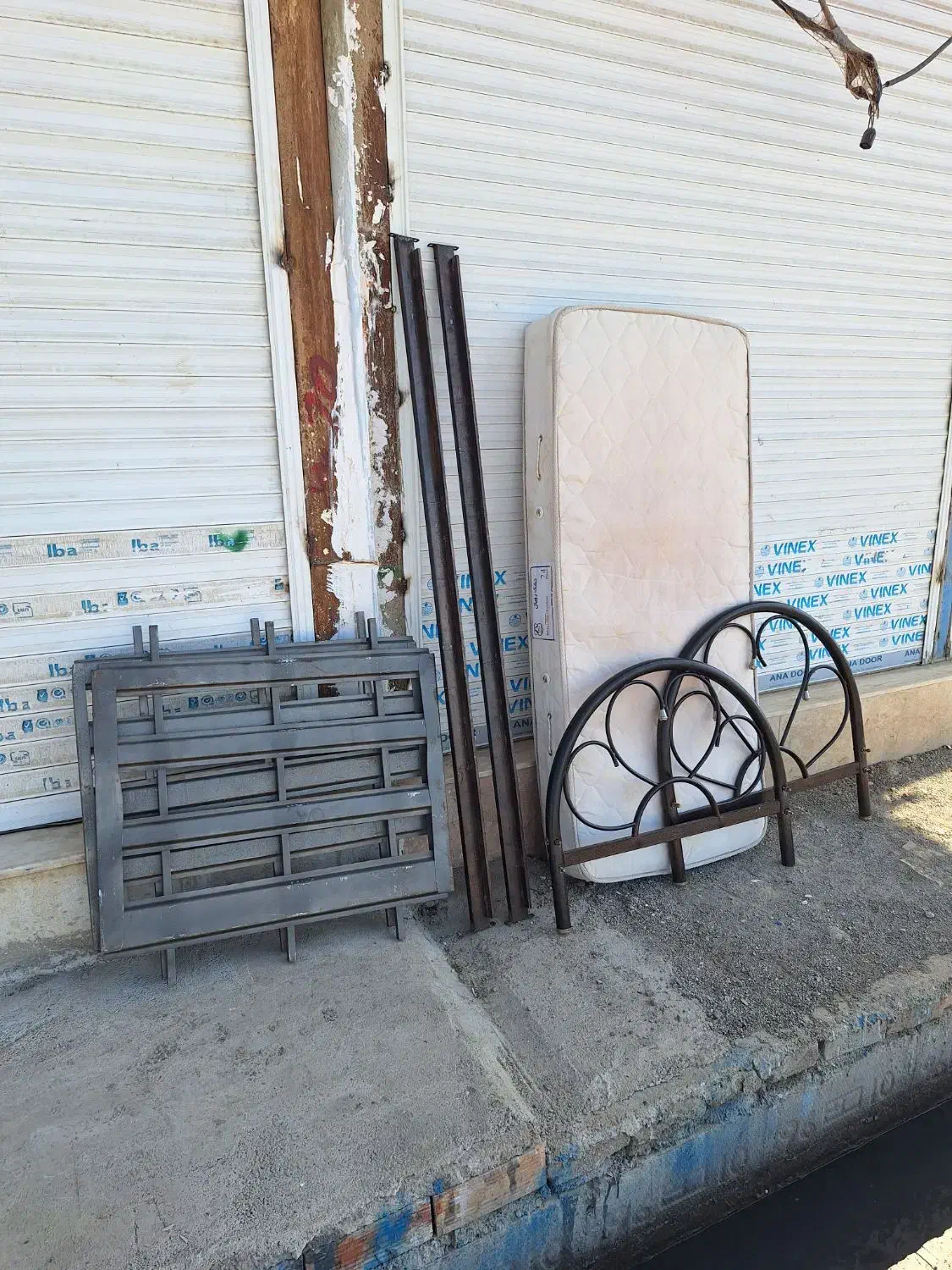 ۲عدد تخت خواب فِلزی ۱نفره با دوشک رویال تمیز|تخت و سرویس خواب|پاکدشت, حصار امیر|دیوار