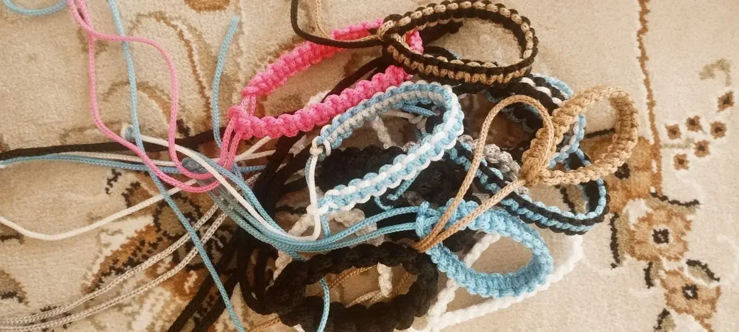 انواع دستبند نخی با رنگ بندی متنوع|بدلیجات|بروجرد, |دیوار