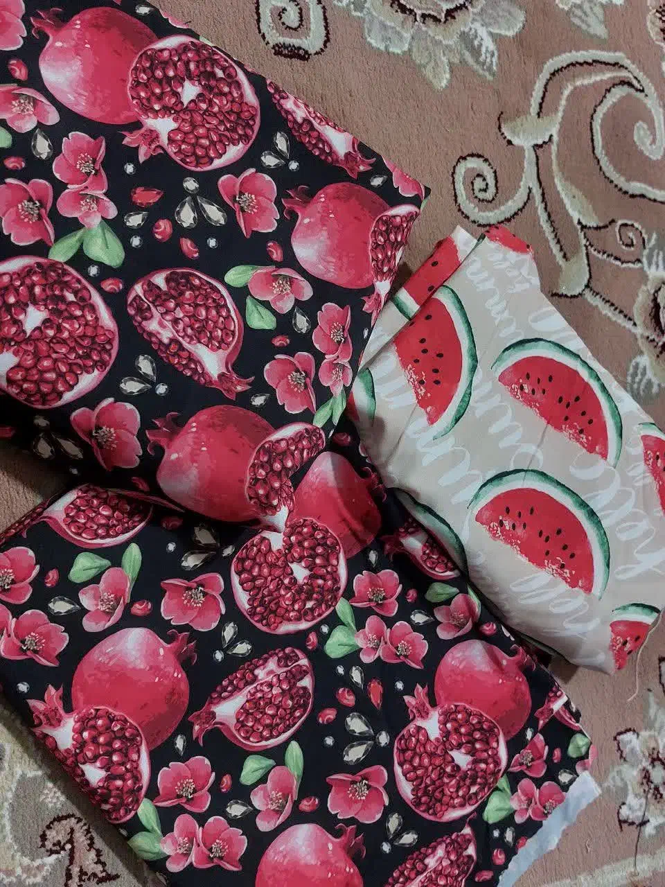 پارچه هندوانه‌ای و اناری|لباس|زیرآب, |دیوار