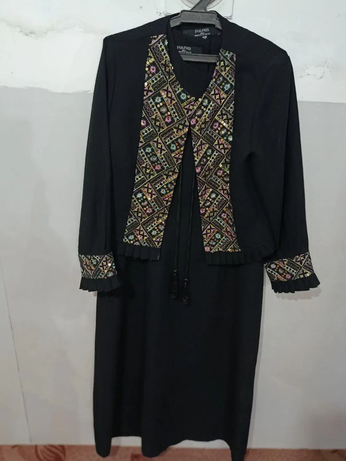 مانتو دو تیکه|لباس|نیشابور, بزرگمهر|دیوار