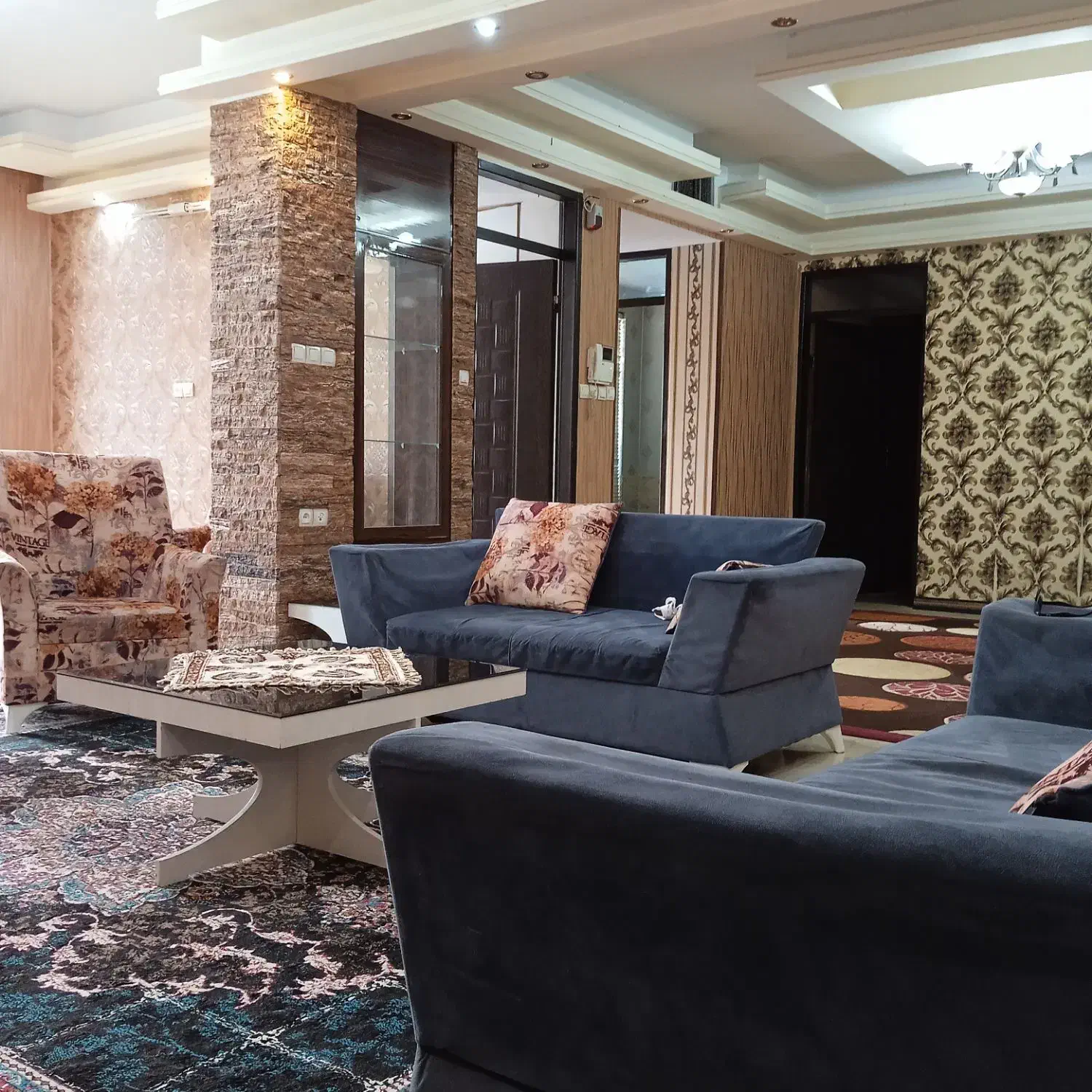 اجاره منزل مبله حیاط دار مستقل مرکز شهر|اجارهٔ کوتاه‌مدت آپارتمان و سوئیت|شیراز, فرهنگ شهر|دیوار