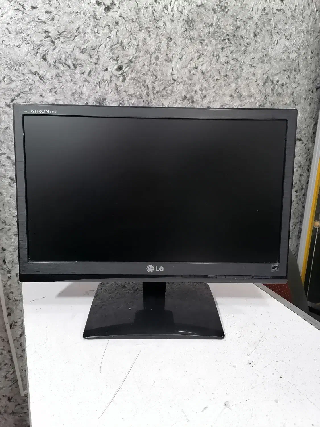 مانیتور 19 اینچ ال ای دی LG|قطعات و لوازم جانبی رایانه|ایلام, |دیوار