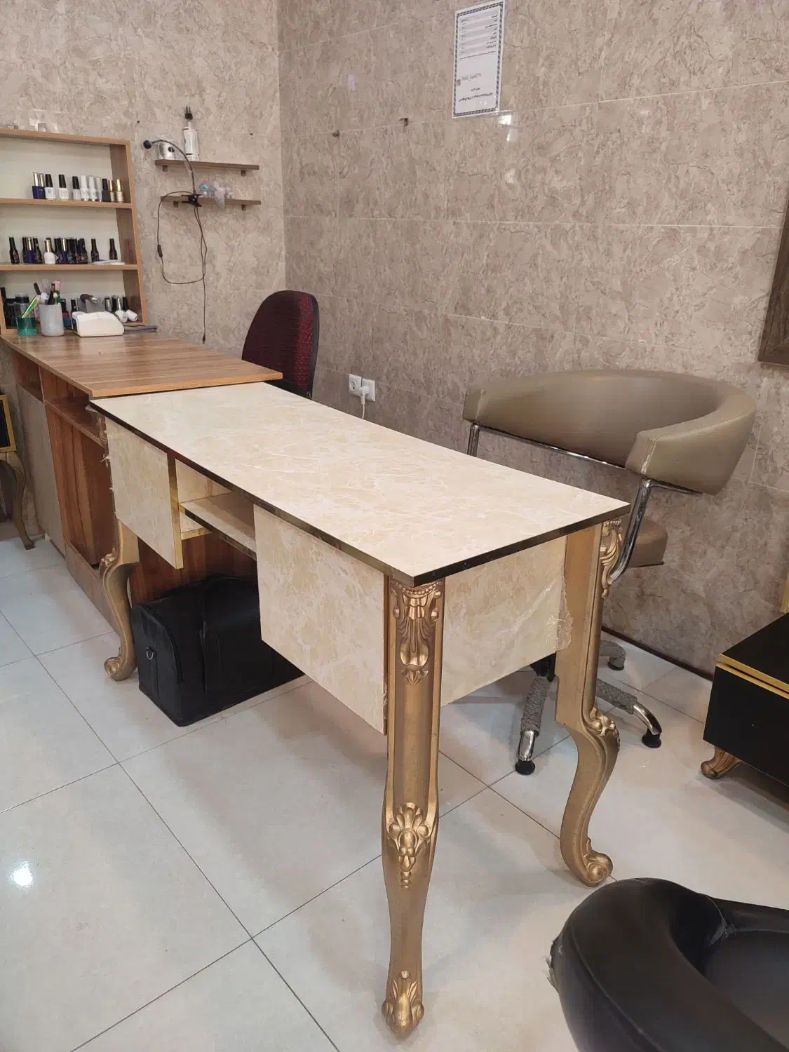 میز ناخن با صندلی|آرایشگاه و سالن‌های زیبایی|زرندیه, |دیوار