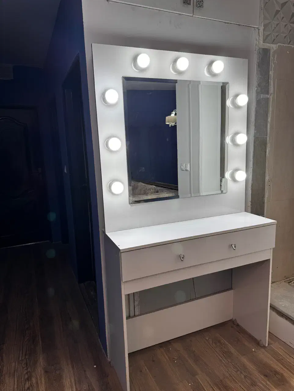 میز و اینه میکاپ|آرایشگاه و سالن‌های زیبایی|نیشابور, دارایی|دیوار