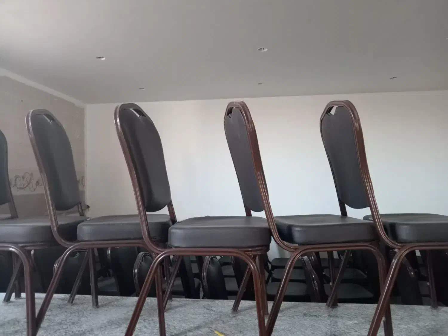 صندلی تالار|صندلی و نیمکت|یزد, |دیوار