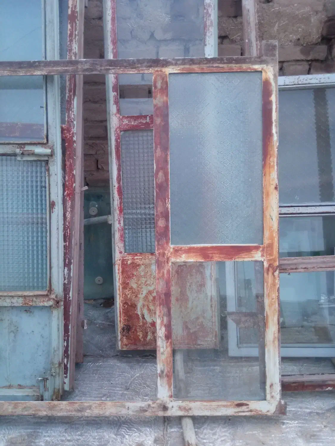 در و پنجره آهنی قدیمی|مصالح و تجهیزات ساختمان|مرند, |دیوار